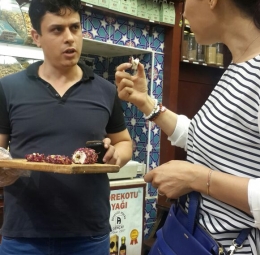 En compagnie de  Eiz Eddine un marocain travaillant au Bazar Egyptien des épices - Istanbul - Turquie